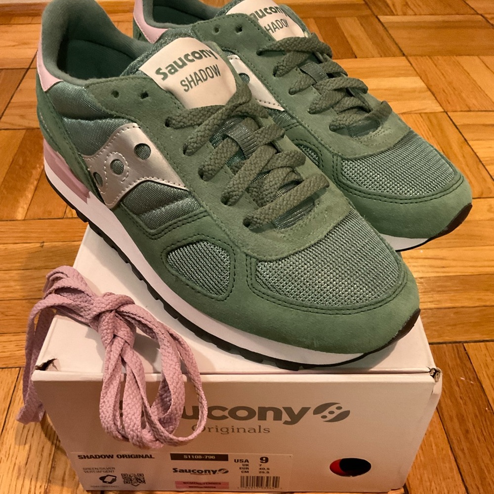 NIB Saucony Originals Shadow in green and lavender color combo w/ contrast laces